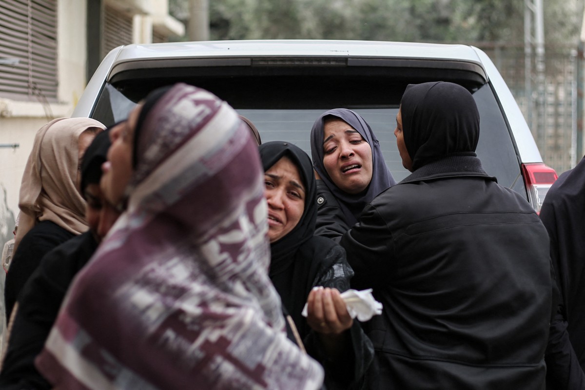 فلسطينيات يبكين في غزة (ا ف ب)