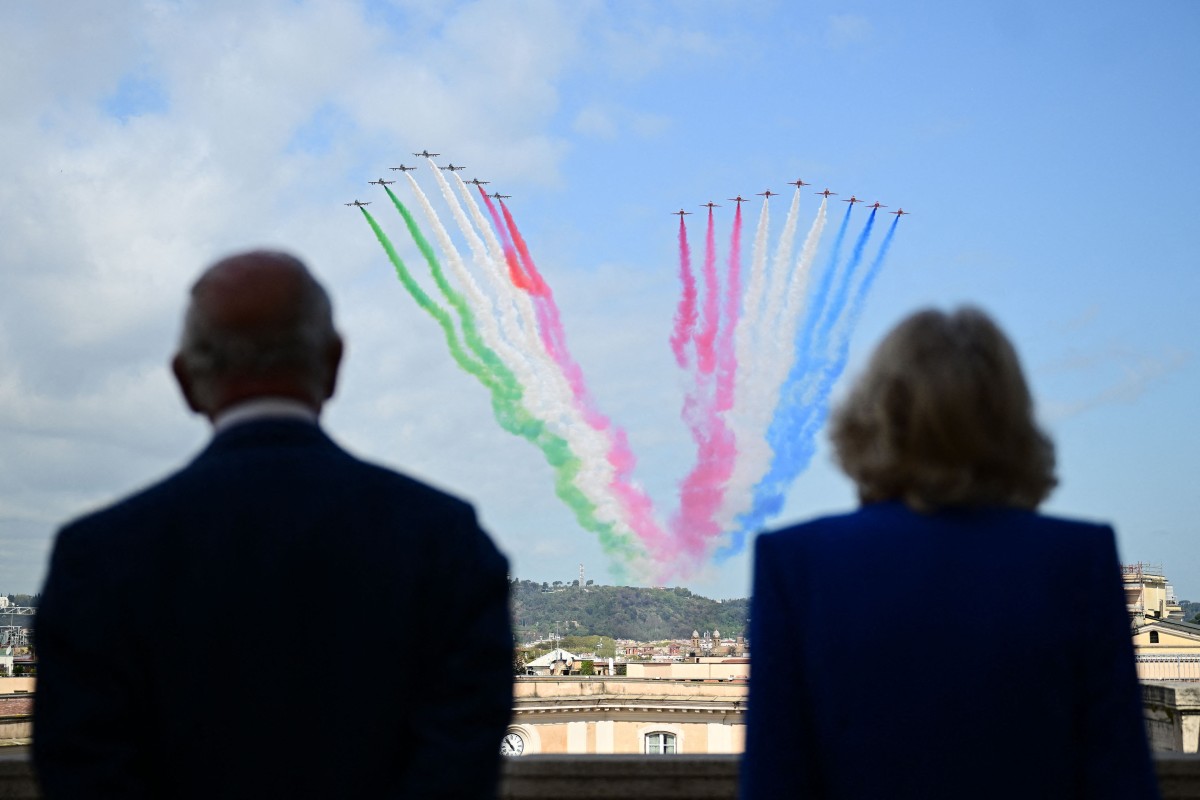 الملك تشارلز وزوجته كاميلا خلال زيارتهما إيطاليا (أ ف ب)