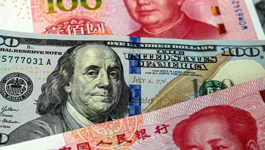 خسائر الدولار تتسارع وسعر الذهب يبلغ مستويات قياسية