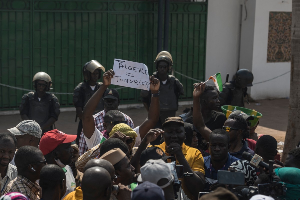 احتجاج أمام السفارة الجزائرية في باماكو. (ا ف ب)