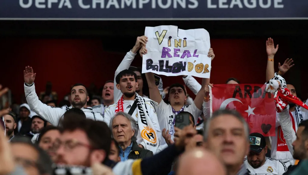 الملك على رقعة الشطرنج: ريال مدريد يعلن الحرب على أرسنال بتيفو تاريخي (صور)