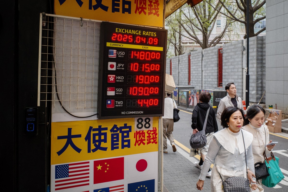 شاشات رقمية تعرض أسعار الصرف خارج مكتب صرافة في سيول