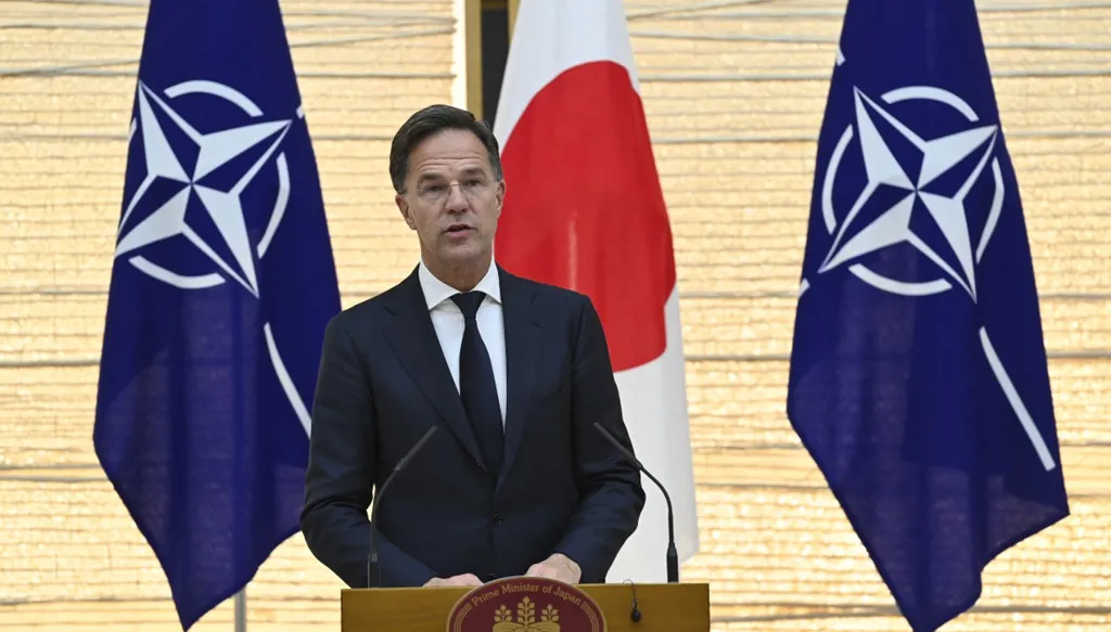 الناتو: روسيا تدرس نشر أسلحة نووية في الفضاء