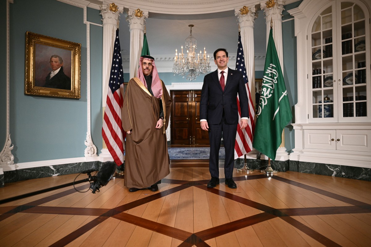 وزير الخارجية الأميركي ماركو روبيو مع وزير الخارجية السعودي الأمير فيصل بن فرحان آل سعود في وزارة الخارجية في واشنطن العاصمة، في 9 أبريل 2025 