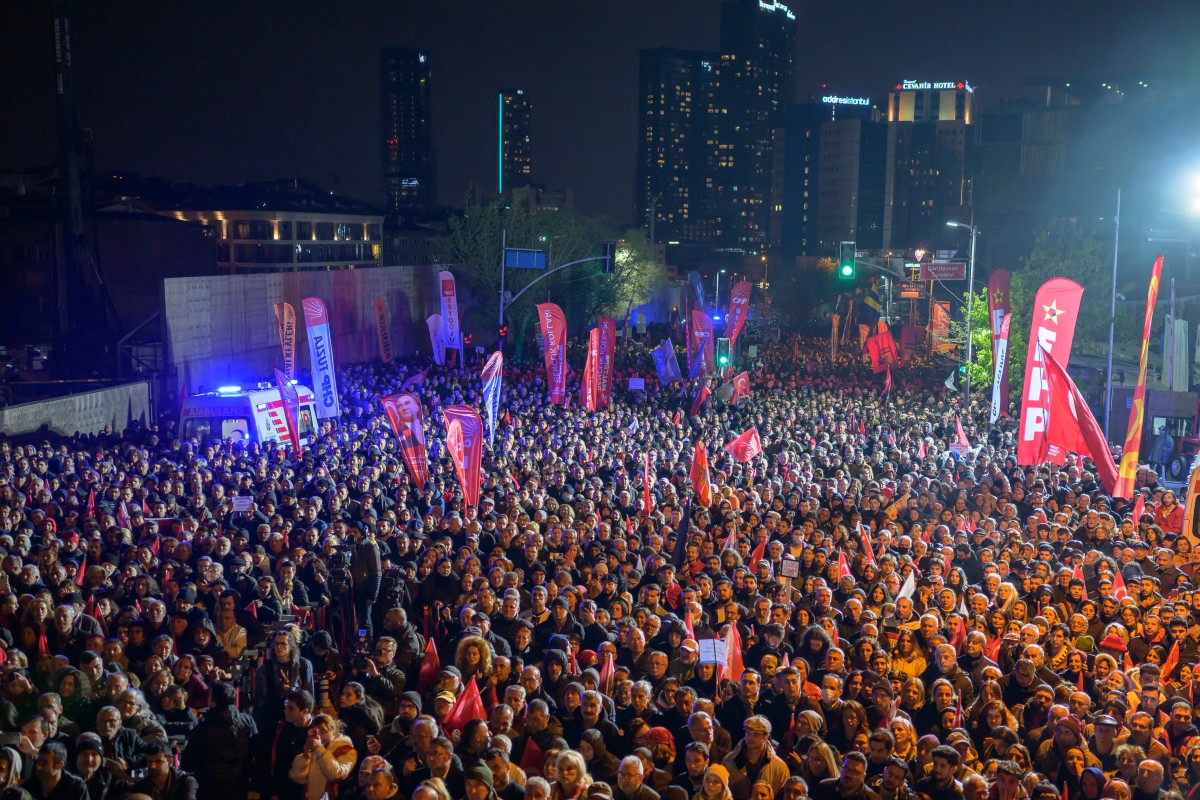 متظاهرون في تركيا. (أ ف ب)