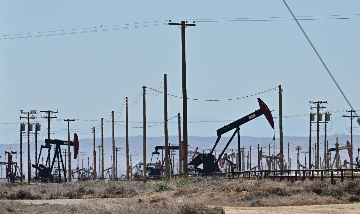 تظهر مضخات النفط في حقول النفط على طول الطريق السريع 33، المعروف باسم طريق البترول السريع، غرب بوتونويلو، مقاطعة كيرن، كاليفورنيا، في 9 أبريل/نيسان 2025 