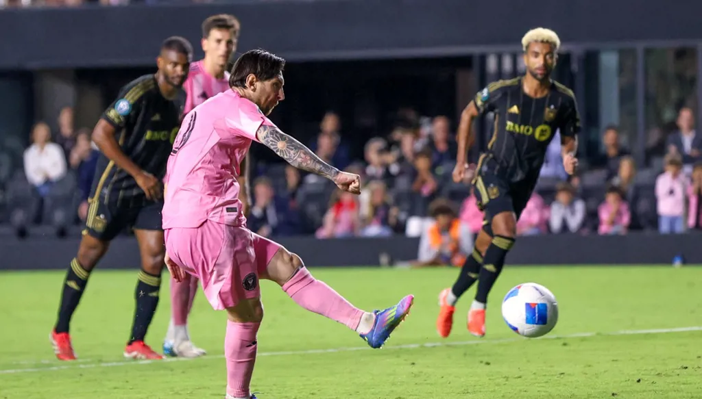 ميسي لا يرحم: هدفان ولمسة سحرية تحسم تأهل إنتر ميامي (فيديو)