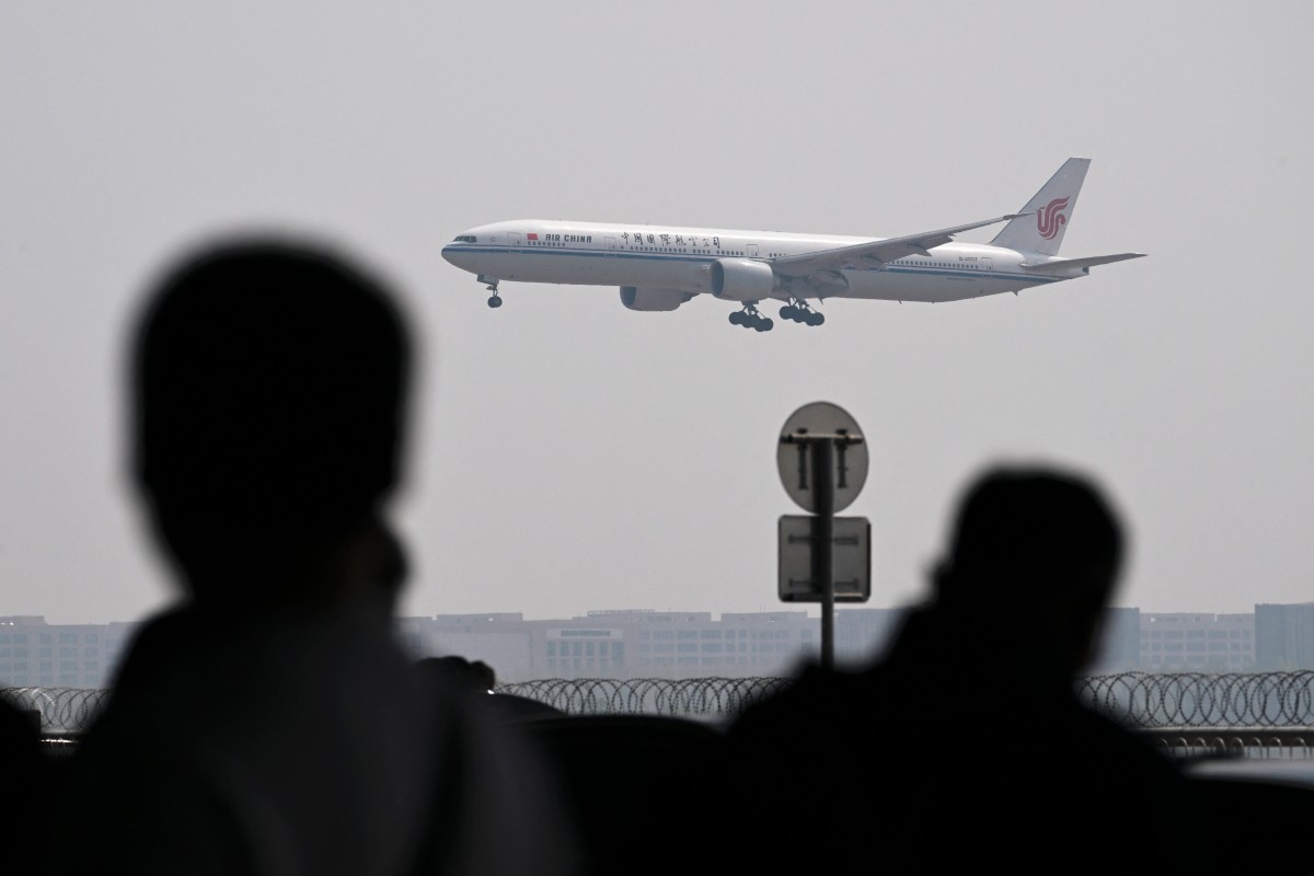 طائرة بوينغ 777-300 تابعة للخطوط الجوية الصينية تهبط في مطار بكين الدولي في 10 أبريل 2025 (أ ف ب).
