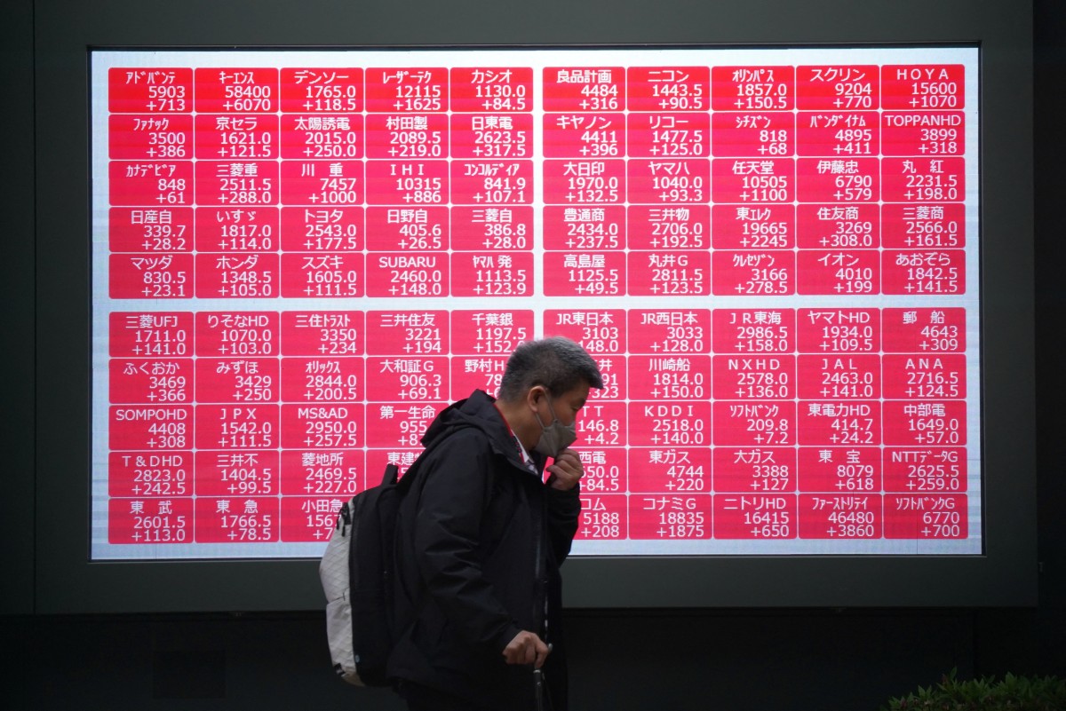 لوحة إلكترونية تظهر مؤشر نيكاي في بورصة طوكيو. (أ ف ب)