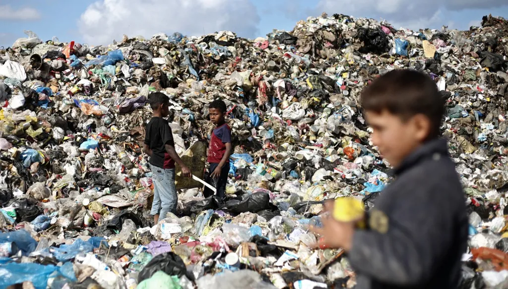 حصيلة الضحايا في غزة إلى ارتفاع... نزوح 400 ألف فلسطيني والوضع في القطاع "جحيم على الأرض"