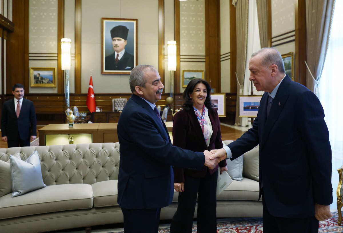 أردوغان مستقبلاً وفد حزب