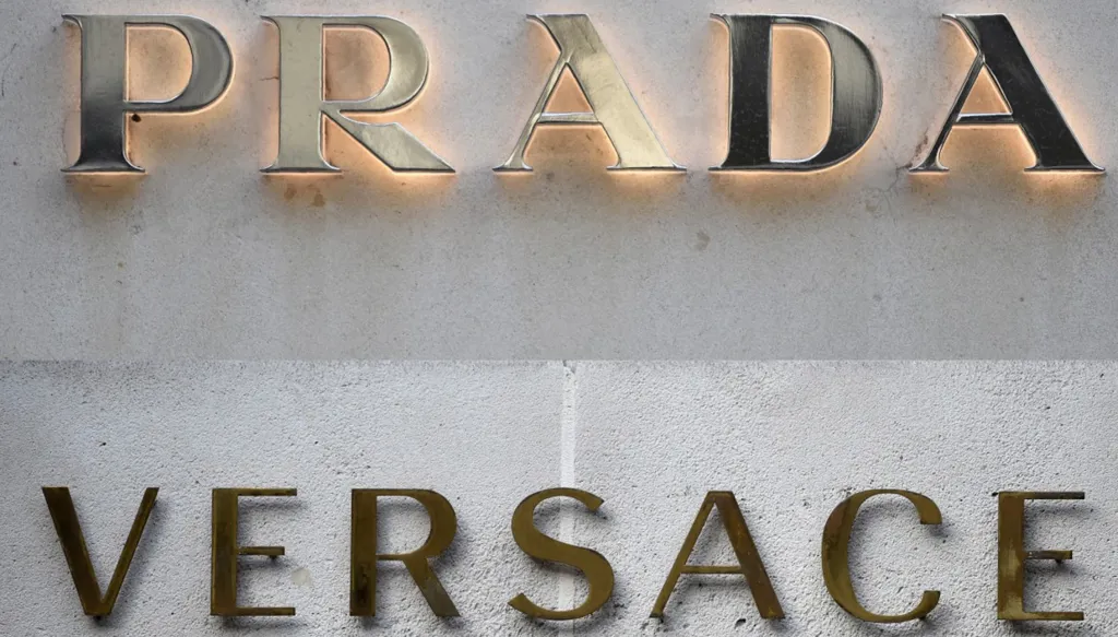 صفقة جديدة... برادا تستحوذ على فيرساتشي لتتصدر عالم الموضة الإيطالية!