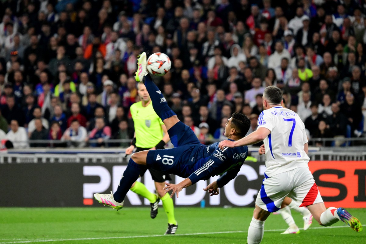 كاسيميرو خلال مواجهة ليون في الدوري الأوروبي (أ ف ب)