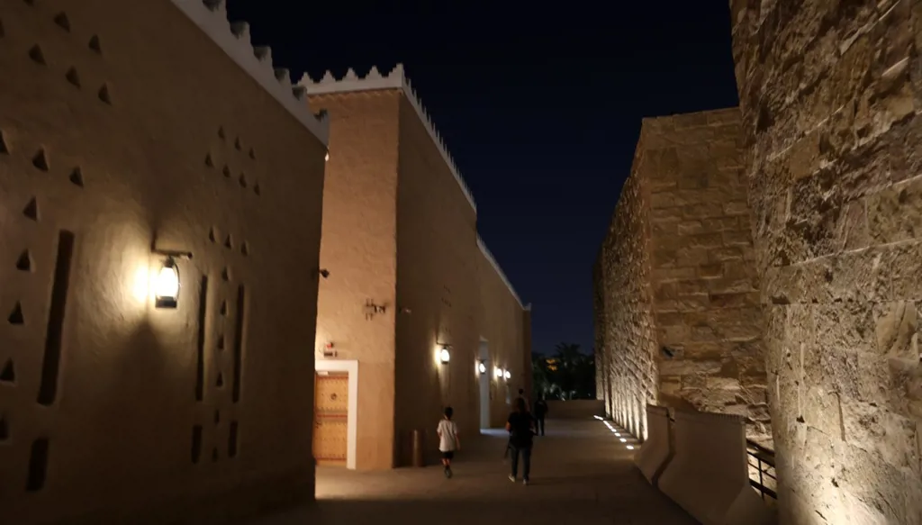 تقرير عن اعتقال مسؤولين تنفيذيين في مشروع سعودي عملاق