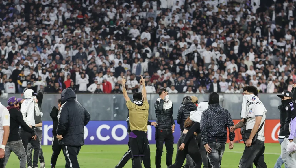 دماء على أبواب الملعب... اشتباكات دامية توقف مباراة في كأس ليبرتادوريس (صور وفيديو)