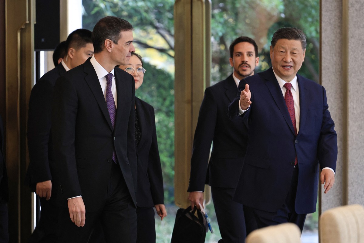 شي جينبينغ وبيدرو سانشيز. (أ ف ب)