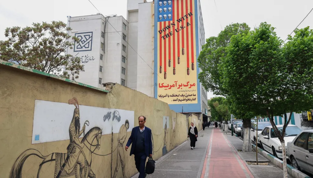 انتظار مفاوضات مسقط أو استباق نتائجها؟
