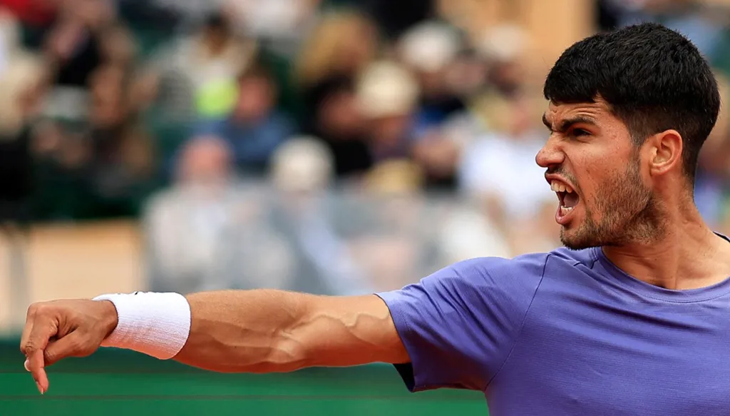 ألكاراز يقلب الطاولة ويحجز مقعده في نهائي مونتي كارلو