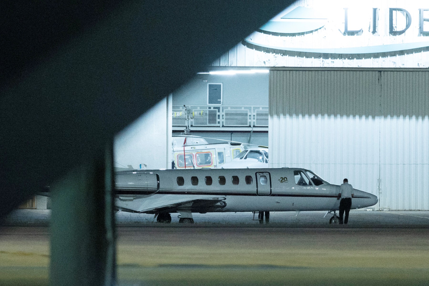 الطائرة الطبية التي أقلّت بولسونارو إلى العاصمة برازيليا (أ ف ب).