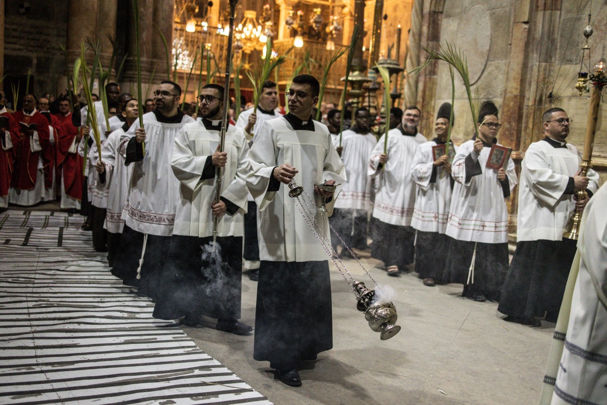 أحد الشعانين في كنيسة القيامة في القدس (أ ف ب).