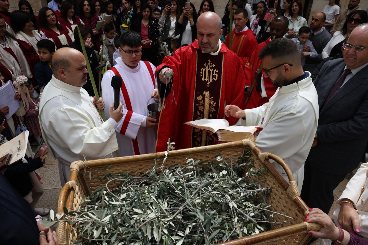 أحد الشعانين في كنيسة القيامة في القدس (أ ف ب).