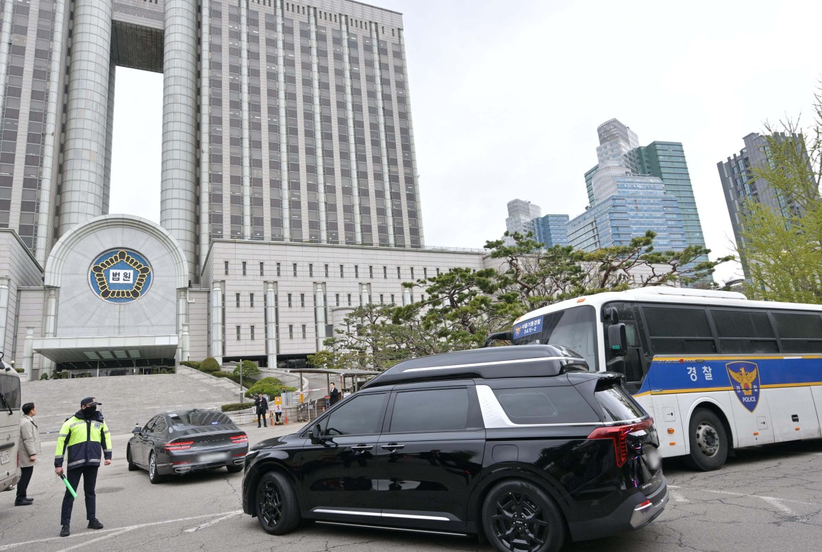 سيارة تنقل الرئيس الكوري الجنوبي المخلوع يون سوك يول إلى محكمة سيول المركزية (أ ف ب).