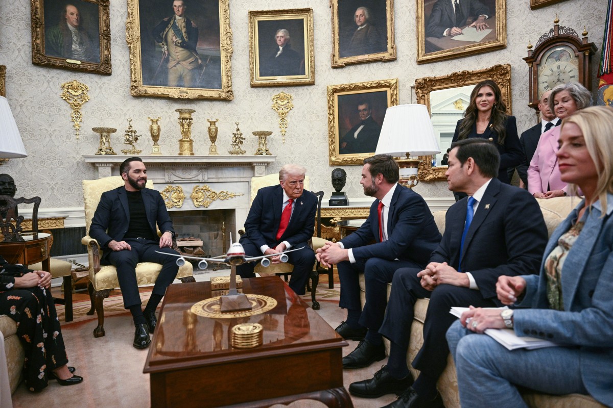 ترامب مستقبلاً رئيس السلفادور. (أ ف ب)