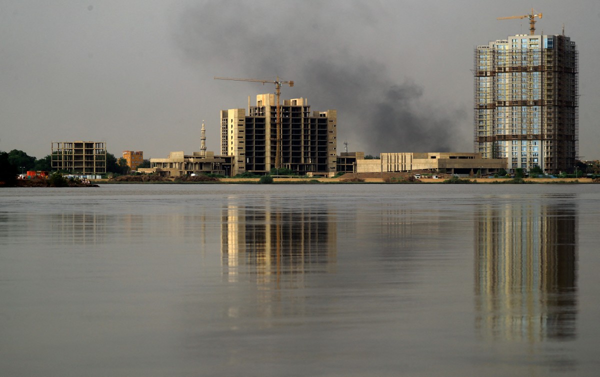  منظر لمبنى على ضفة نهر النيل في وسط العاصمة السودانية الخرطوم (أ ف ب)