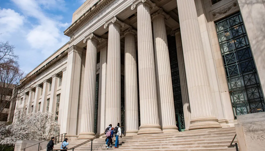 إدارة ترامب تهدّد بمنع جامعة هارفرد من تسجيل طلاب أجانب