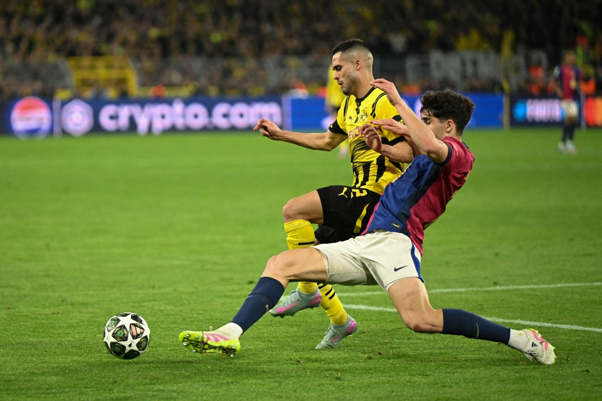 لاعب برشلونة باو كوبارسي بمواجهة دورتموند (أ ف ب)