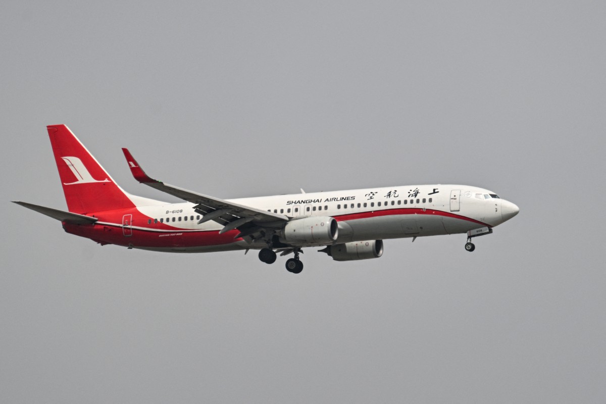  طائرة بوينغ 737-800 تابعة لشركة شنغهاي إيرلاينز (أ ف ب).