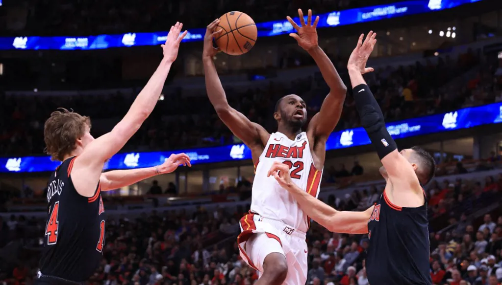 ميامي هيت يسحق شيكاغو بولز ومافريكس يهزم ساكرامنتو في ملحق NBA