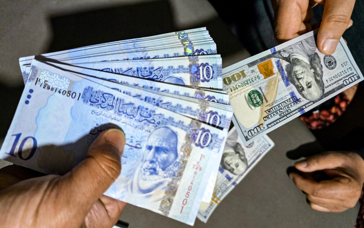 صرف الدينار الليبي مقابل الدولار الأميركي (أ ف ب).