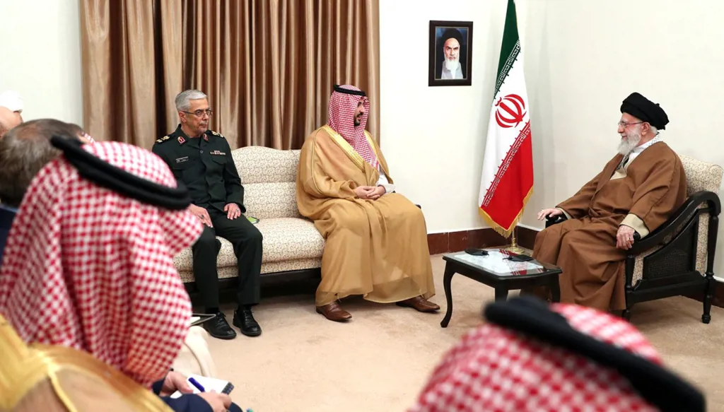وزير الدفاع السعودي يسلم المرشد الإيراني رسالة من الملك سلمان