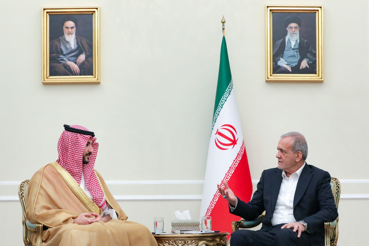 مسعود بيزشكيان في اجتماع مع وزير الدفاع السعودي. (أ ف ب)