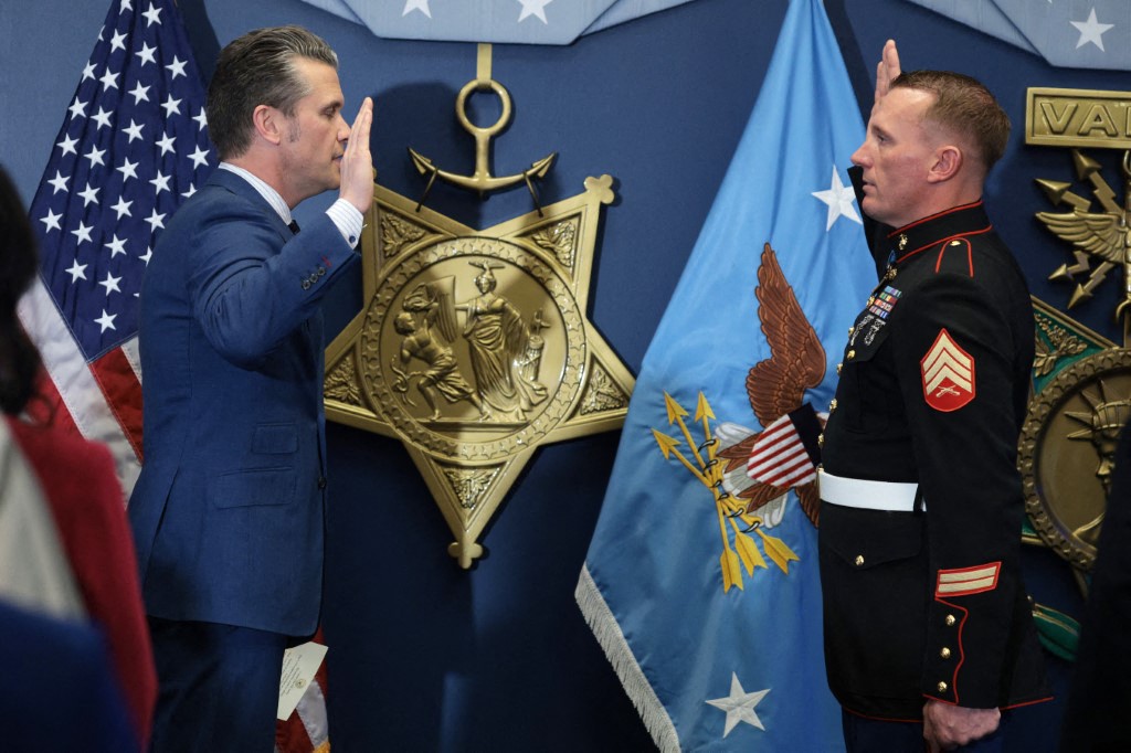 الرقيب داكوتا ماير الحائز على وسام الشرف من الكونغرس يؤدّي اليمين الدستورية أمام  وزير الدفاع الأميركي بيت هيغسيث (أ ف ب).