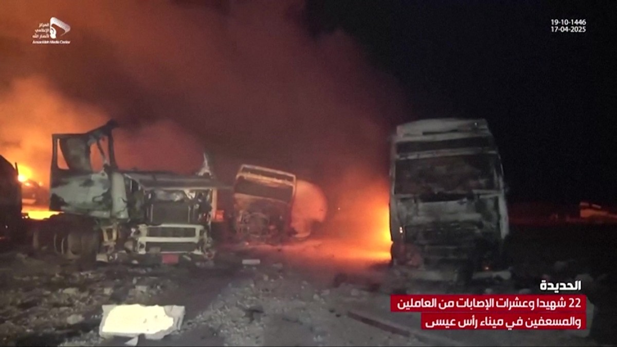 هذه الصورة مأخوذة من لقطات بثتها قناة المسيرة التابعة للحوثيين في اليمن، تُظهر حريقًا ودمارًا في موقع الغارات الأميركية على ميناء رأس عيسى للوقود غرب اليمن في 18 أبريل/نيسان 2025 (أ ف ب).