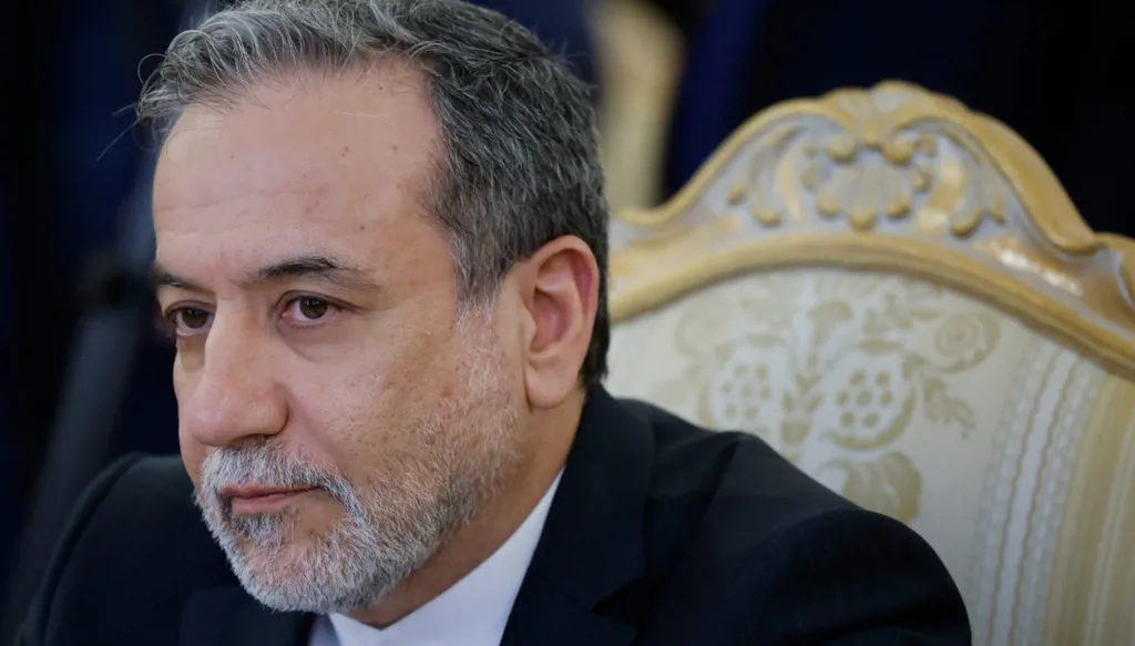 عراقجي في عُمان لإجراء محادثات بشأن الملف النووي مع الولايات المتحدة