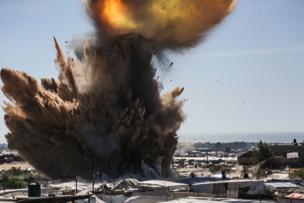 قصف إسرائيلي على خان يونس (أ ف ب).