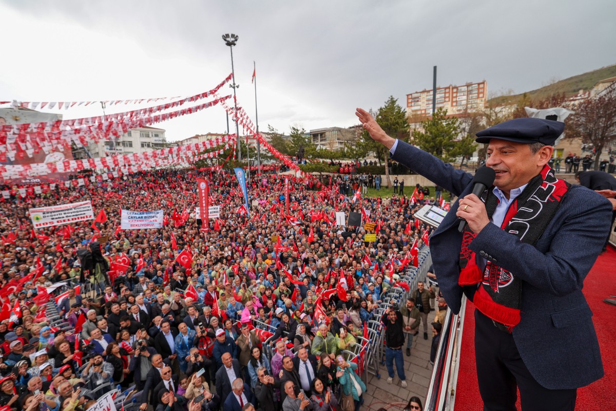 أوزغور أوزيل. (أ ف ب)