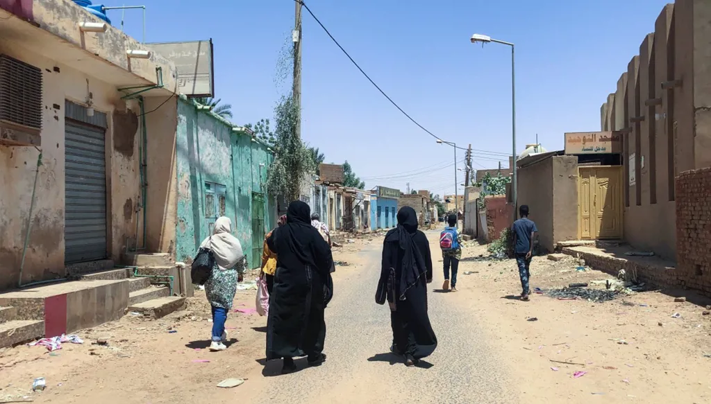 "لا أحد يحكي سوانا"... صحافيون يخاطرون بحياتهم لتغطية الحرب في السودان