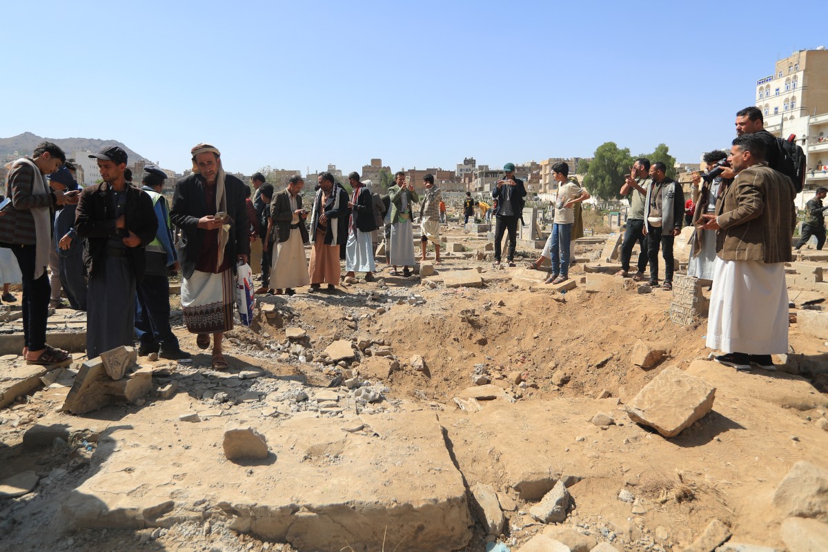 دمار في مواقع استهدفها الطيران الأميركي في صنعاء (أ ف ب).