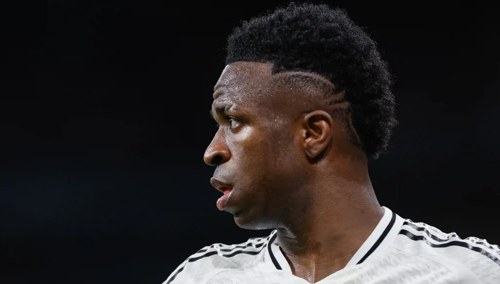 فينيسيوس: لا أتقاضى المال لأكون لطيفاً ورونالدو الدافع الأكبر خلف ما أقدمه