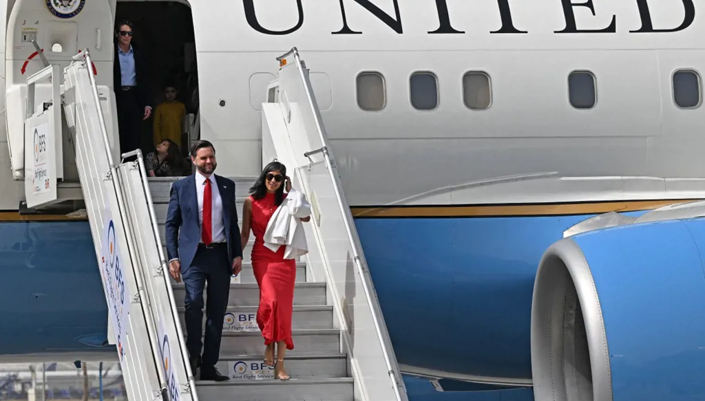 دي فانس يصل الهند للبحث في الشؤون التجارية بعد رسوم ترامب الجمركية