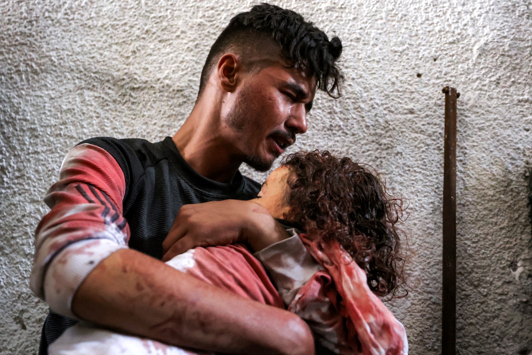 فلسطيني يحمل جثة طفل (ا ف ب)