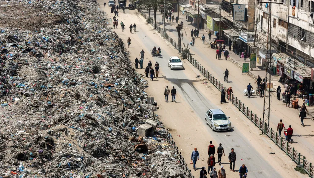 غارات جوية إسرائيلية عنيفة على قطاع غزة فجراً