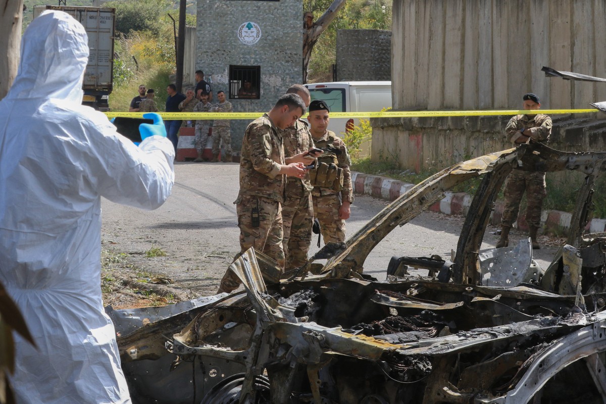 الجيش اللبناني ينتشر في مكان استهداف إسرائيل لسيارة في بعورتا جنوب لبنان (أ ف ب).