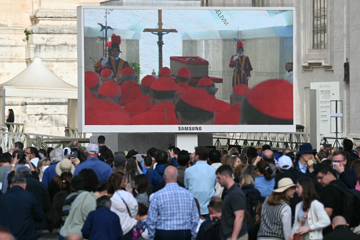 حشد من المؤمنين يتابع مراسم نقل جثمان البابا (أ ف ب).