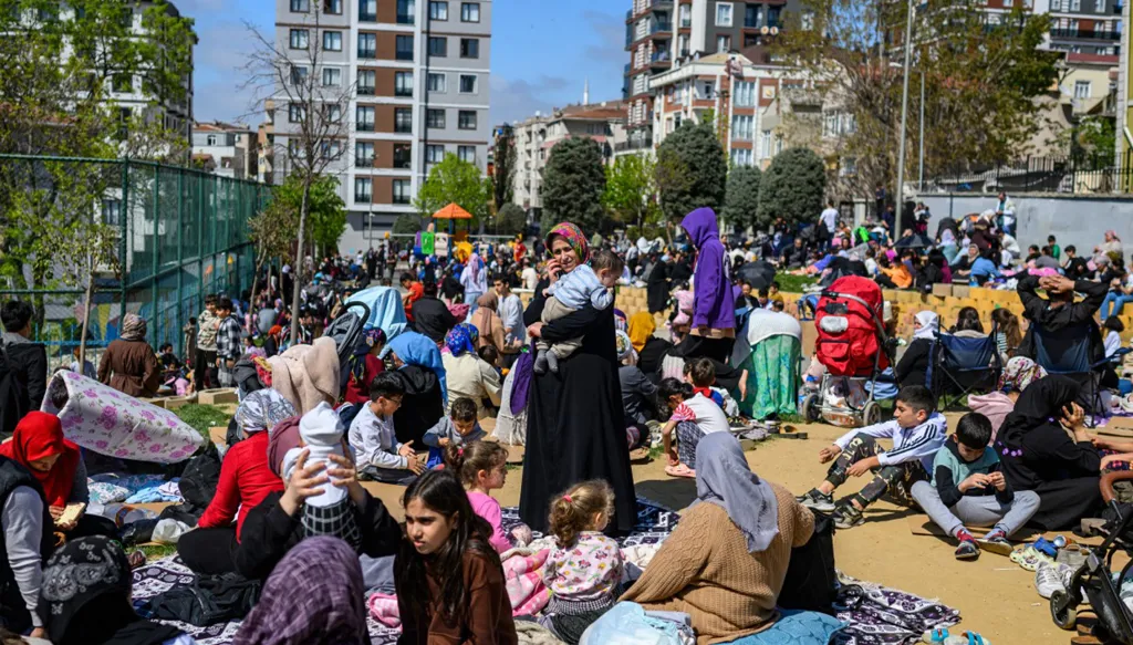 زلزال اسطنبول... قفزوا من الطوابق العليا خوفاً من انهيار المباني (فيديو)