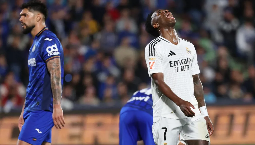 "إيماءة مُهينة" من مراسلة ضد فينيسيوس تُشعل مواقع التواصل الاجتماعي (صور وفيديو)